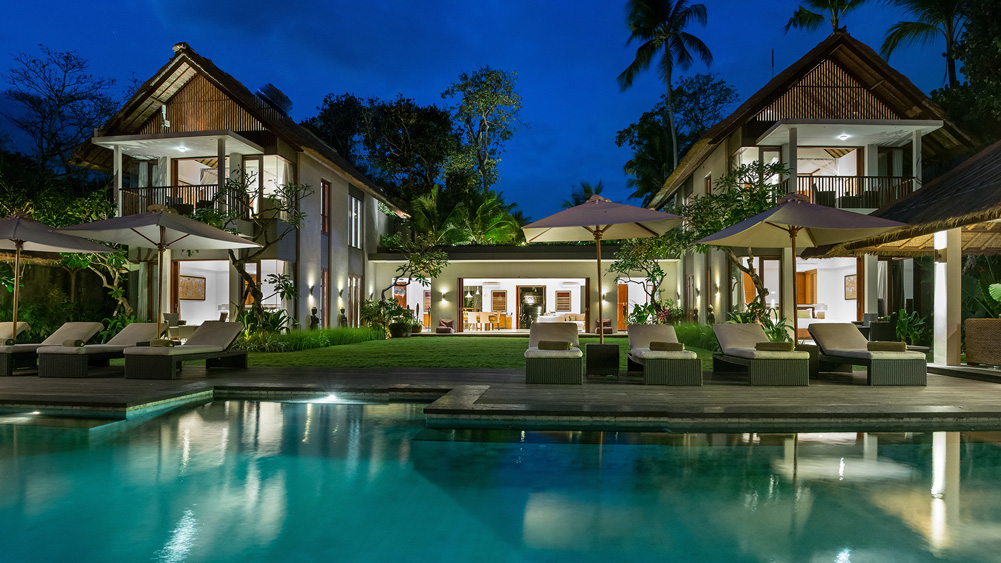 Seseh Beach Villa I - The villa at night